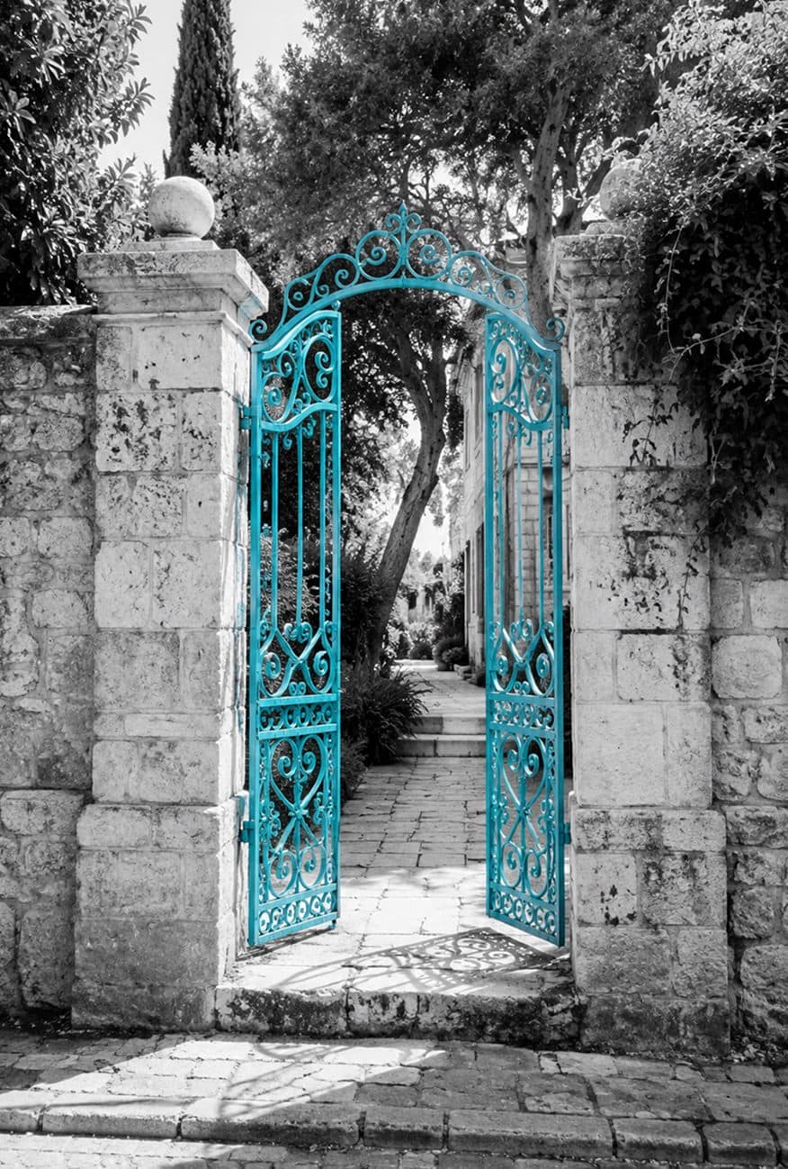 שער ברזל טורקיז בכניסה לחצר אבן ירושלמית