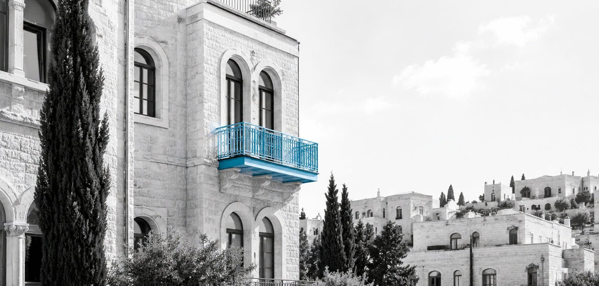 בניין אבן ירושלמי עם מרפסת כחולה במושבה הגרמנית